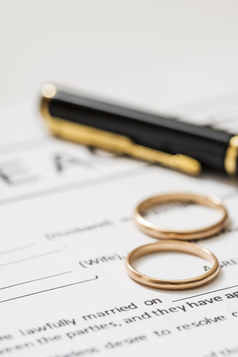 divorce-agreement-with-wedding-rings